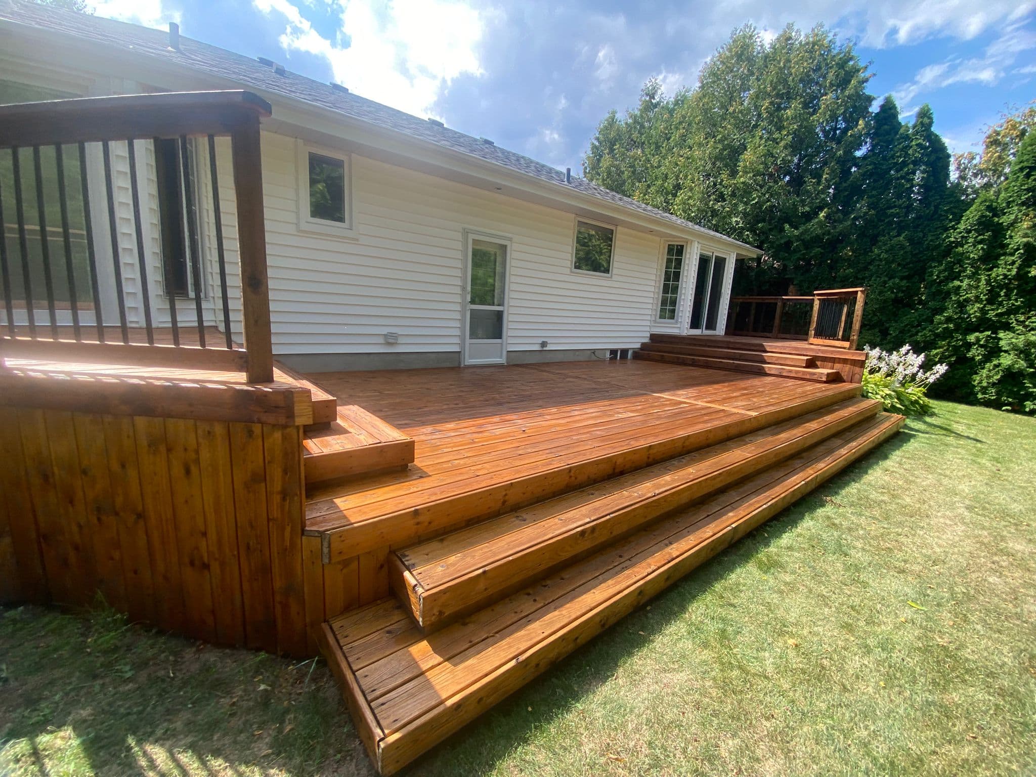 Cedar deck with amber stain finish in Kitchener, Ontario